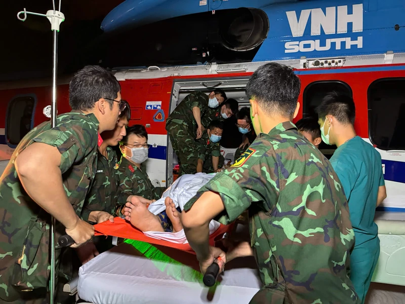Chuyến bay vượt bão xuyên đêm, cấp cứu 3 bệnh nhân nguy kịch từ Trường Sa