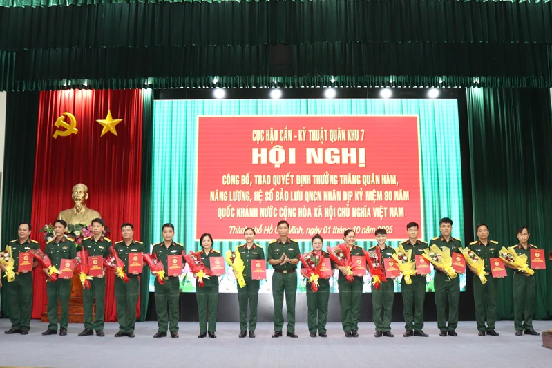 Cục Hậu cần – Kỹ thuật Quân khu 7 trao quyết định thưởng cấp bậc quân hàm, bậc lương quân nhân chuyên nghiệp