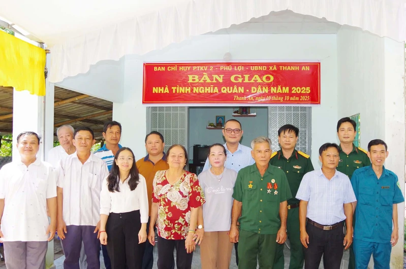 Ban chỉ huy Phòng thủ khu vực 2 - Phú Lợi trao nhà tình nghĩa quân - dân