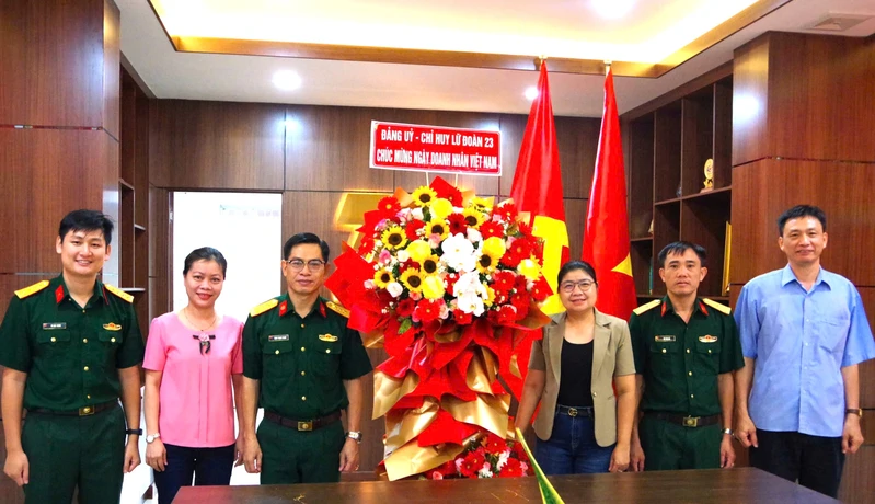 Lữ đoàn 23 thăm, chúc mừng các doanh nghiệp, doanh nhân