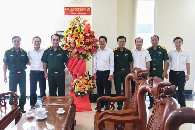 Bộ CHQS tỉnh Tây Ninh thăm, chúc mừng các doanh nghiệp