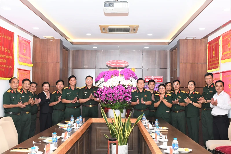 Thiếu tướng Đặng Văn Lẫm, Phó Tư lệnh Quân khu chúc mừng các doanh nghiệp nhân ngày Doanh nhân Việt Nam