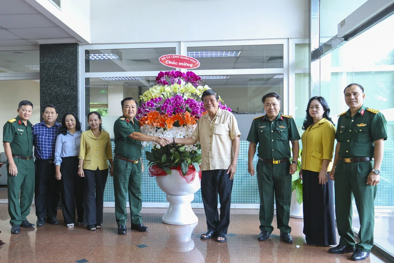 Thiếu tướng Trần Vinh Ngọc chúc mừng các doanh nghiệp nhân dịp kỷ niệm Ngày Doanh nhân Việt Nam