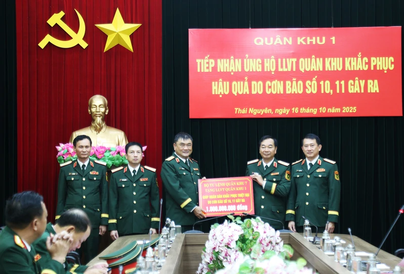 Quân khu 7 trao hỗ trợ Quân khu 1 khắc phục hậu quả mưa bão