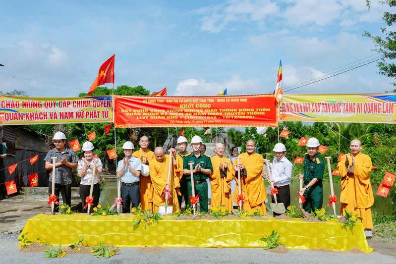 Khởi công xây dựng công trình giao thông nông thôn chào mừng 80 năm Ngày truyền thống LLVT Quân khu 7