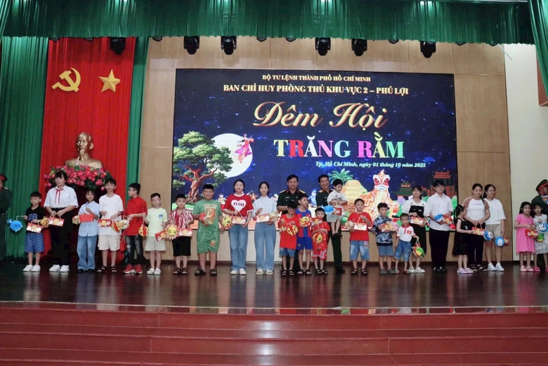 Ban Chỉ huy Phòng thủ Khu vực 2 - Phú Lợi: Trung thu sum vầy, trao gửi yêu thương
