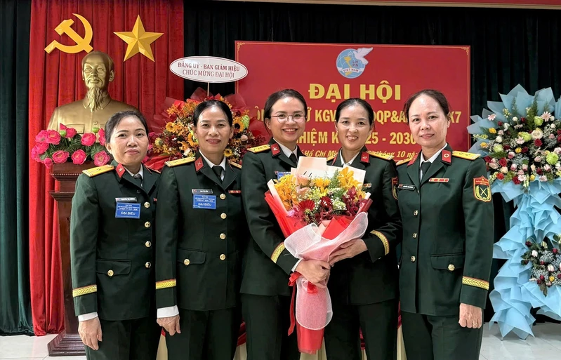 Phụ nữ Trung tâm GDQP&AN Trường Quân sự Quân khu 7: “Bản lĩnh - trí tuệ - giỏi việc Trường - đảm việc nhà”