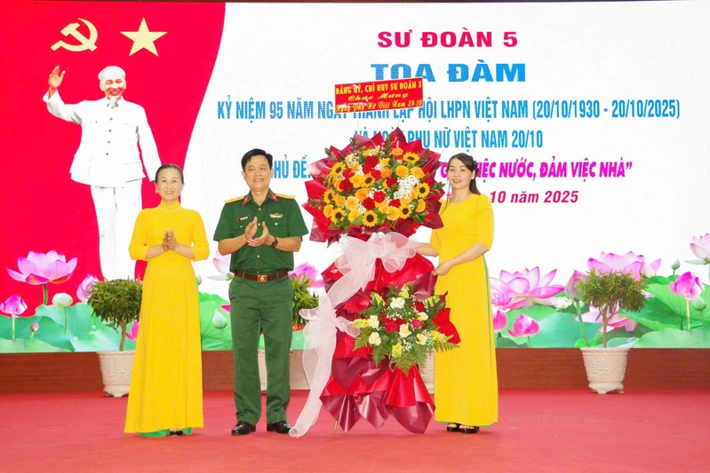 Sư đoàn 5 toạ đàm kỷ niệm 95 năm Ngày Phụ nữ Việt Nam 20/10