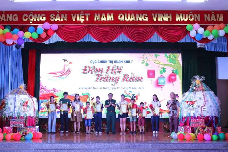 Ấm áp "Đêm hội trăng rằm" Cục Chính trị Quân khu
