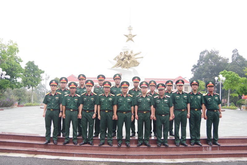  Trung tướng Đỗ Xuân Tụng thăm và làm việc tại Sư đoàn 5