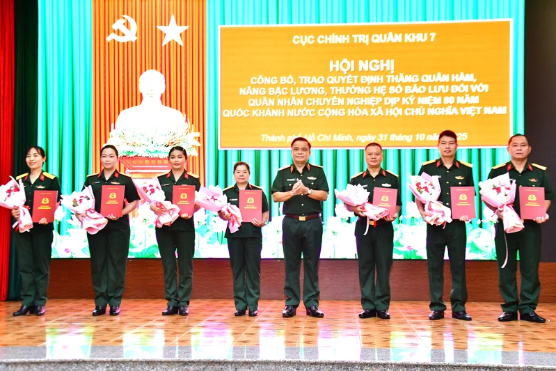 Cục Chính trị Quân khu 7 trao quyết định thăng quân hàm, nâng bậc lương QNCN cấp Thượng tá