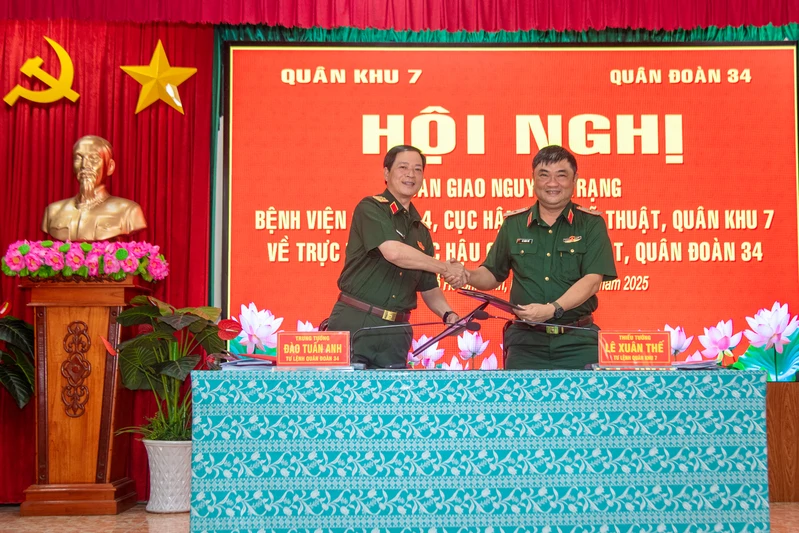 Bàn giao nguyên trạng Bệnh viện Quân y 4 về trực thuộc Quân đoàn 34