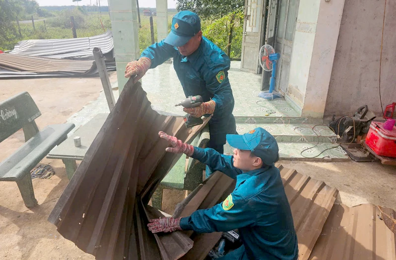 Ban Chỉ huy Phòng thủ khu vực 3-Tân Ninh giúp dân khắc phục hậu quả giông lốc