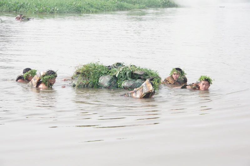 Sư đoàn 9  tổ chức vượt sông trong diễn tập CH–CQ 1 bên 2 cấp ngoài thực địa

