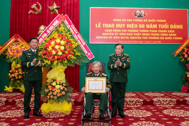 Thượng tướng Phan Trung Kiên nhận Huy hiệu 60 năm tuổi Đảng
