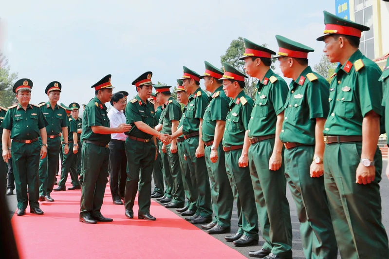 Đại tướng Phan Văn Giang, Ủy viên Bộ Chính trị, Phó Bí thư Quân ủy Trung ương, Bộ trưởng Bộ Quốc phòng làm việc với Sư đoàn 5, Quân khu 7