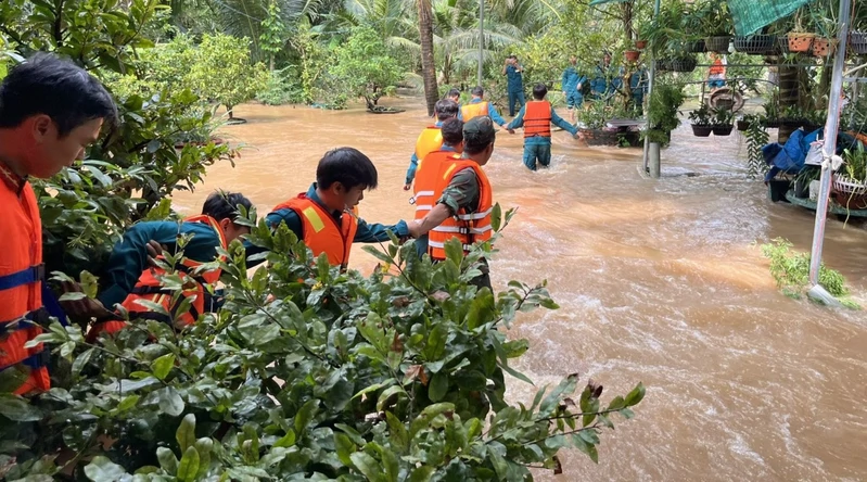 Lực lượng vũ trang tỉnh Đồng Nai giúp dân khắc phục hậu quả thiên tai