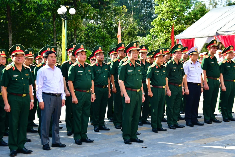 Đoàn công tác Quân ủy Trung ương, Bộ Quốc phòng viếng Nghĩa trang Liệt sĩ Đồi 82 – Tây Ninh
