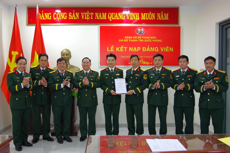 Chi bộ Thanh tra Quốc phòng kết nạp đảng viên mới