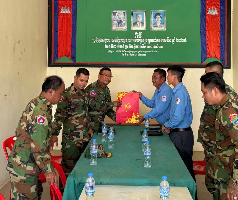 Đội K73, Bộ CHQS tỉnh Tây Ninh thăm, tặng quà các đơn vị trên địa bàn tỉnh Battambang