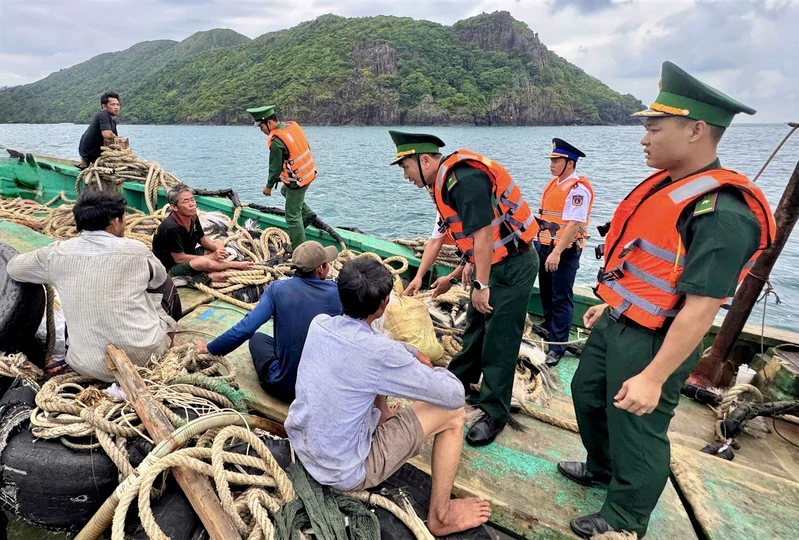 Bộ đội Biên phòng thành phố Hồ Chí Minh cứu hộ 5 ngư dân gặp nạn trên biển