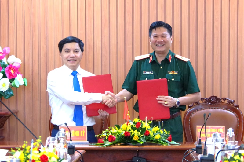 Cục Chính trị Quân khu 7 và Báo Công lý ký kết thực hiện công tác phối hợp tuyên truyền giai đoạn 2026 – 2030