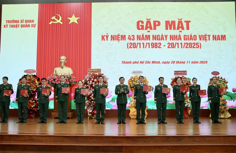 Trường Sĩ quan Kỹ thuật Quân sự gặp mặt ngày Nhà giáo Việt Nam
