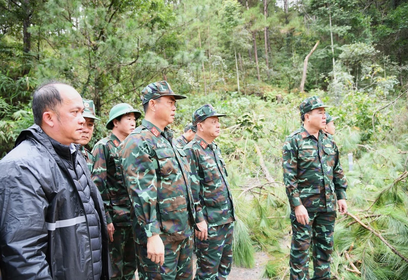 Bộ Tư lệnh Quân khu 7 khảo sát, nắm tình hình và trao hỗ trợ khắc phục thiệt hại do thiên tai xảy ra tại tỉnh Lâm Đồng