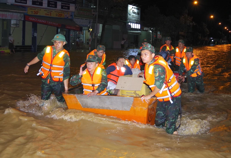 Bộ đội sát cánh giúp người dân vượt lũ
