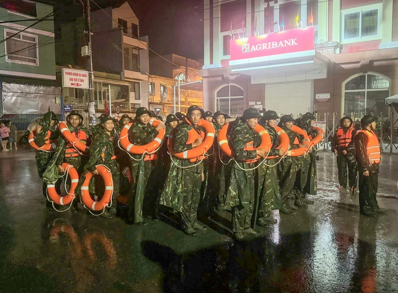 Lực lượng vũ trang Quân khu 7 trên tuyến đầu cứu dân