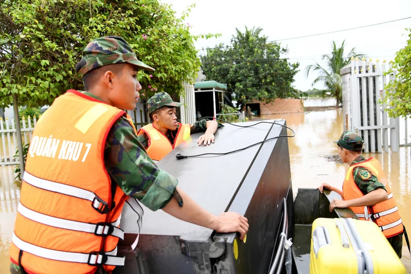 LLVT Quân khu 7 nỗ lực giúp dân trong mưa lũ
