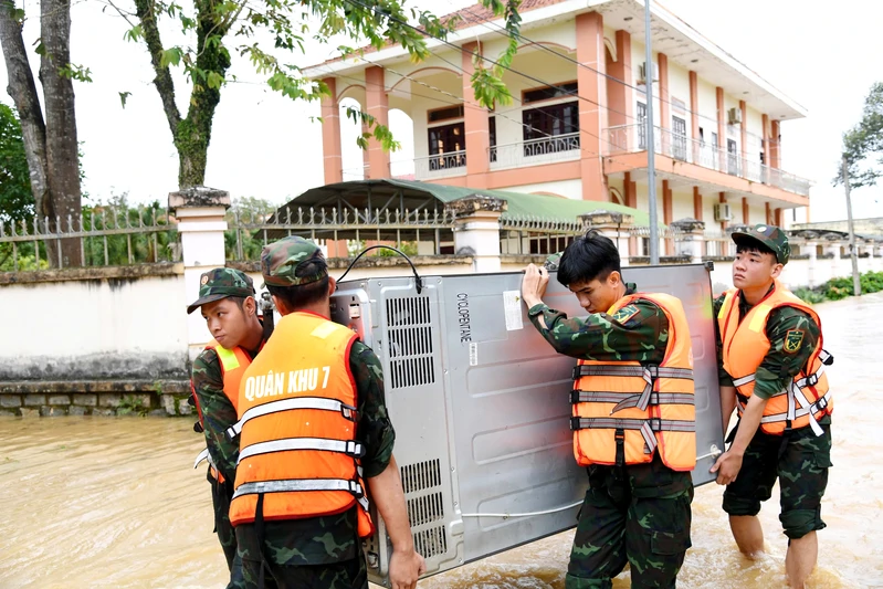 LLVT Quân khu 7 nỗ lực giúp dân trong mưa lũ
