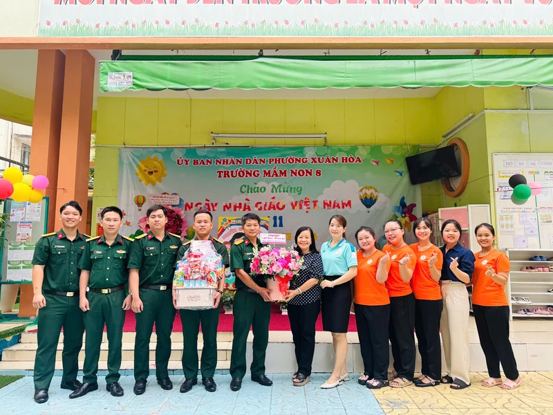 Tòa án Quân sự Quân khu 7 thăm, chúc mừng các nhà trường nhân ngày nhà giáo Việt Nam 20/11