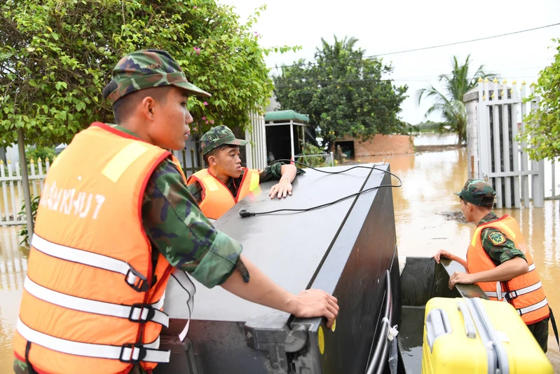 LLVT Quân khu 7 nỗ lực giúp dân trong mưa lũ
