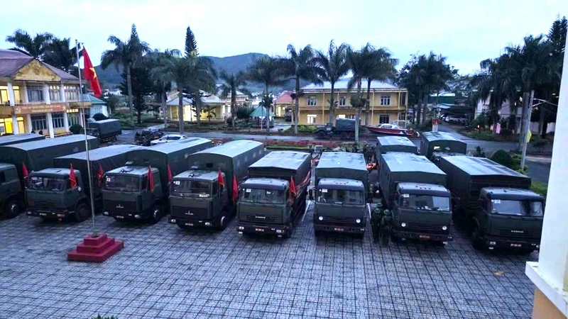 Cục Hậu cần – Kỹ thuật Quân khu 7 giúp dân khắc phục hậu quả lũ, lụt
