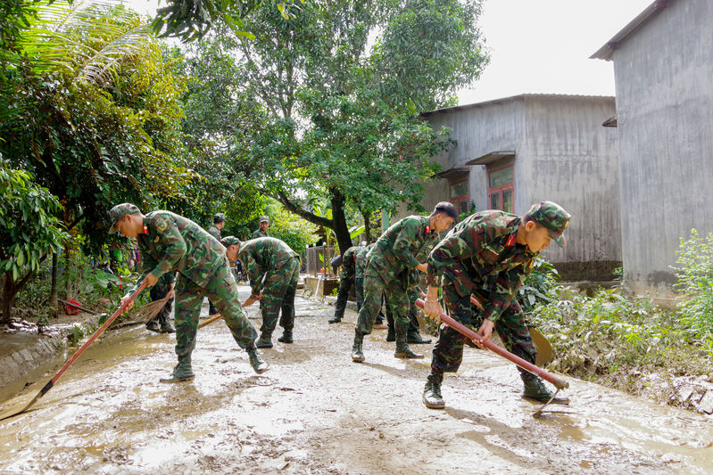 Bộ đội tập trung dọn dẹp, xử lý môi trường sau lũ