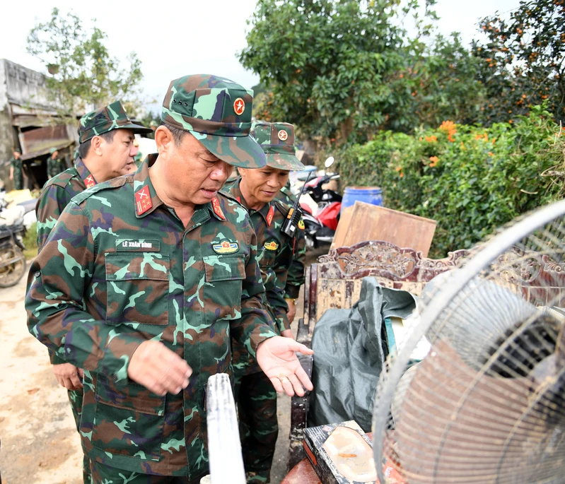 Đại tá Lê Xuân Bình, Phó Tư lệnh - Tham mưu trưởng Quân khu 7 thăm, kiểm tra và động viên cán bộ, chiến sĩ Sư đoàn 302 giúp dân khắc phục hậu quả mưa lũ 