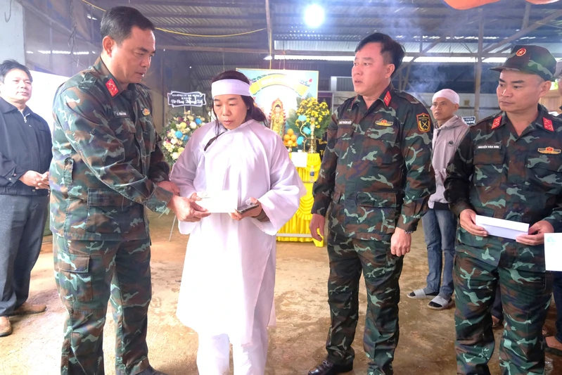 Quân khu 7 thăm, hỗ trợ các gia đình có nạn nhân qua đời do thiên tai tại tỉnh Lâm Đồng