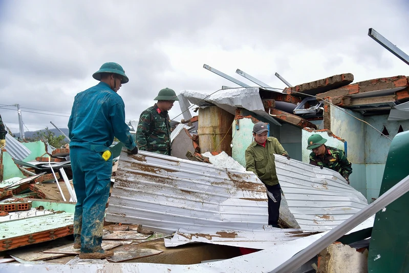 Quân khu 7 chung sức khắc phục hậu quả sau lũ