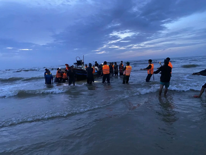 Bộ đội Biên phòng Lâm Đồng kịp thời hỗ trợ, cứu kéo tàu cá ngư dân bị chìm 