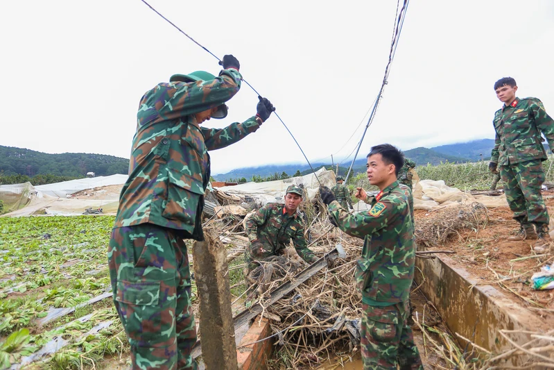 Bộ đội giúp dân sau lũ