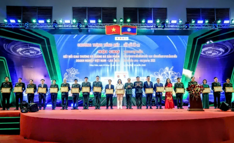 Bế mạc Hội chợ “Kết nối giao thương và quảng bá sản phẩm doanh nghiệp Việt Nam - Lào năm 2025”