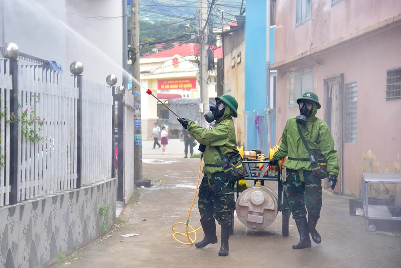 Lực lượng hóa học Quân khu 7 phun khử khuẩn, tiêu độc, phòng dịch bệnh sau lũ