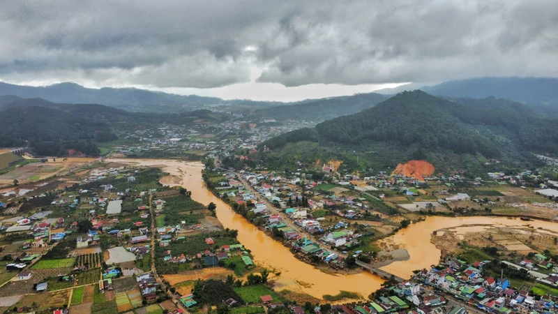Vết lũ xé ngang vẻ yên bình của vùng đất D’Ran và nghĩa tình của LLVT Quân khu