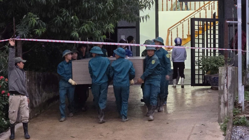 Bộ đội, dân quân khẩn trương di dời tài sản người dân