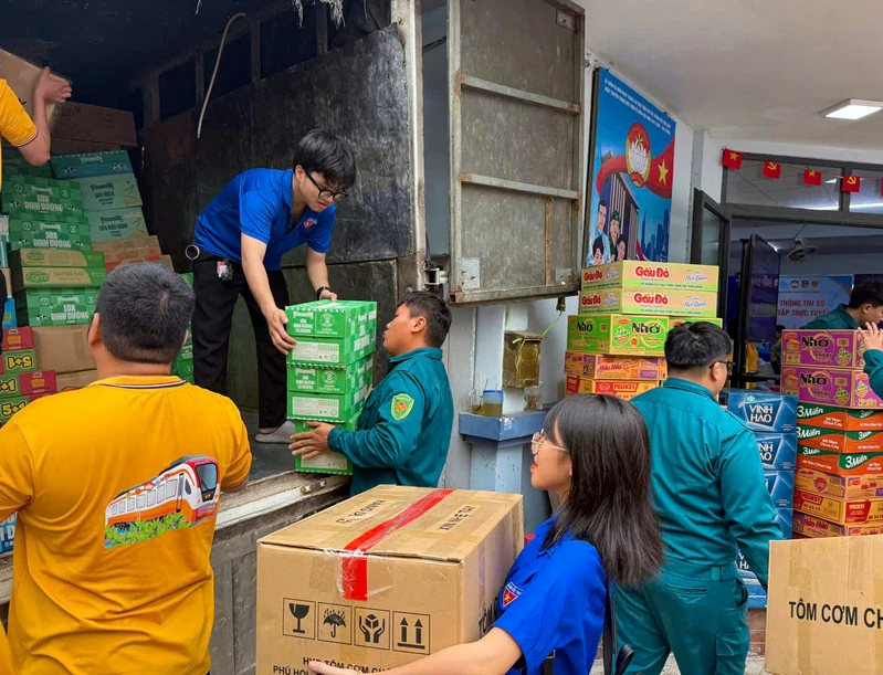 Ban CHQS phường Minh Phụng quyên góp ủng hộ đồng bào miền Trung