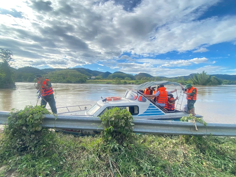 Lữ đoàn Vận tải 657 tỏa sáng hình ảnh “Bộ đội Cụ Hồ” trên trận tuyến chống lũ