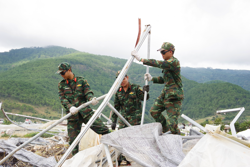 Bộ đội Công binh giúp dân vùng lũ