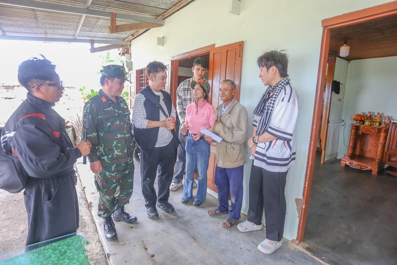 Sư đoàn 302 phối hợp MTTQ Việt Nam phường Hòa Hưng tặng quà người dân bị thiệt hại do lũ tại Lâm Đồng