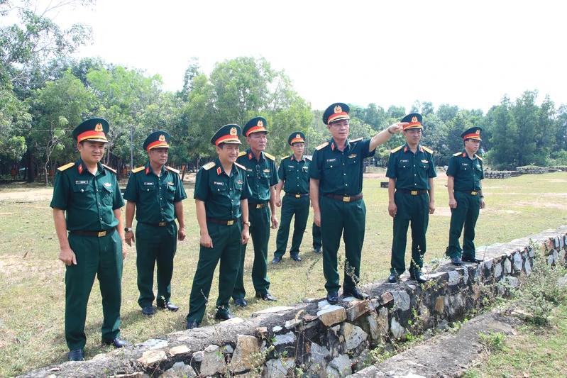 Thiếu tướng Trần Ngọc Minh, Phó Tư lệnh Quân khu và đoàn công tác kiểm tra các đơn vị trực thuộc Bộ Tư lệnh TPHCM